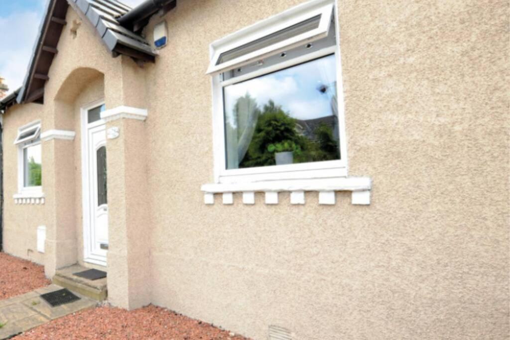 Cheerful One Bedroom Cottage With Parking Space. Glasgow Exterior foto